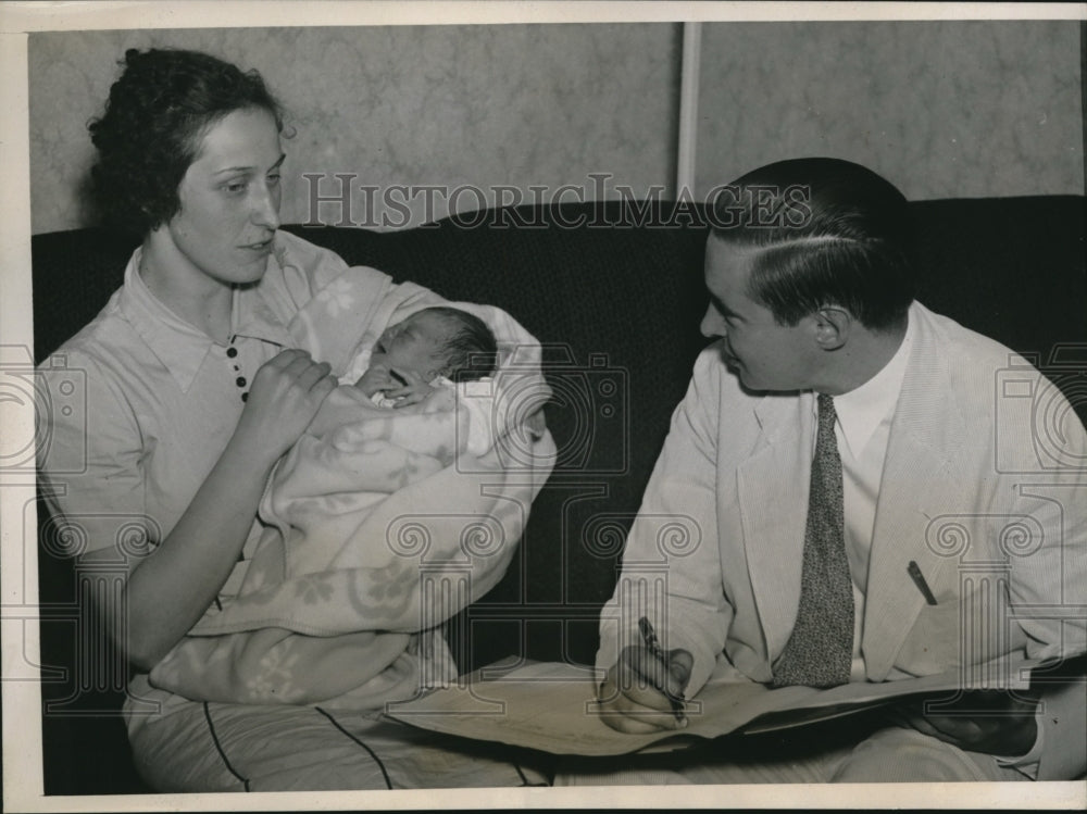 1939 Press Photo Mrs. Latt Pionsk iholding 2-day old Patricia Pionski - Historic Images