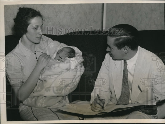 1939 Press Photo Mrs. Latt Pionsk iholding 2-day old Patricia Pionski - Historic Images