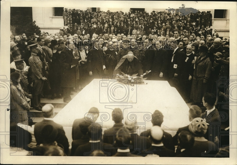 1924 Press Photo Cardinal O'Connell placing a wreath on unknown soldier's tomb - Historic Images