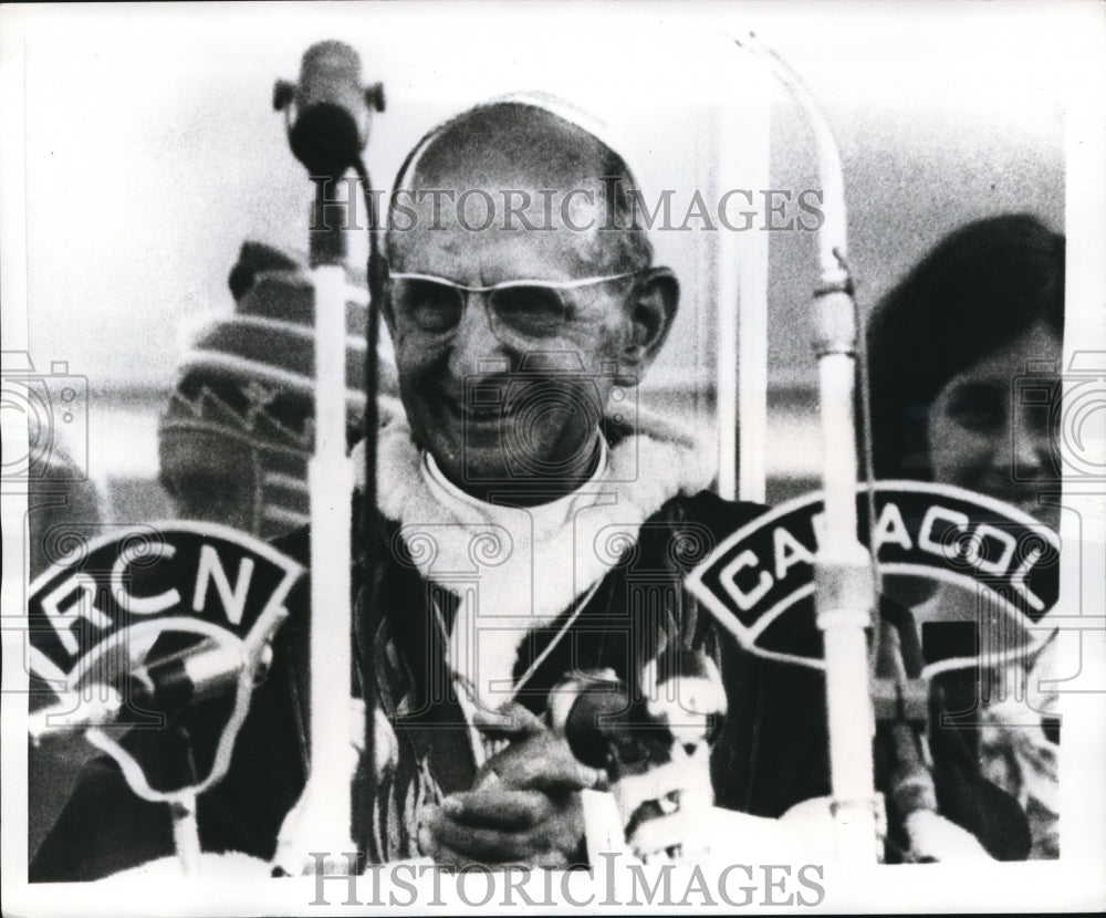 1968 Press Photo Cheers of Colombians bring a smile to the face of Pope Paul VI - Historic Images