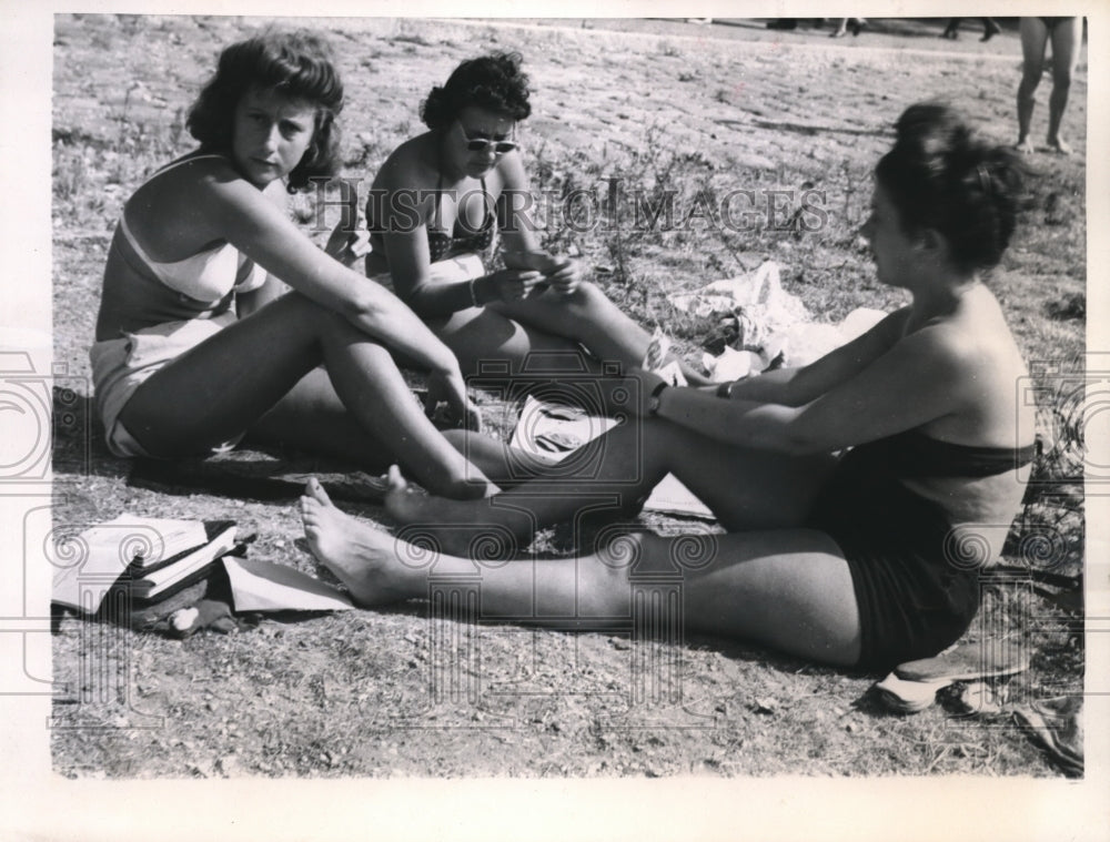 1945 Press Photo Parisiennes play a game of cards while taking their sun baths - Historic Images