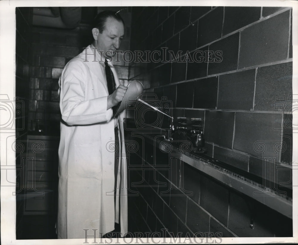 1949 Press Photo Tautkins loads radon on lead-lined flatcar with tweezers - Historic Images