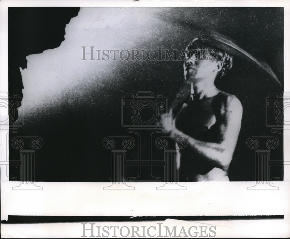 1952 Press Photo Indian Coal Miner uses a pick ax to loosen underground treasure - Historic Images