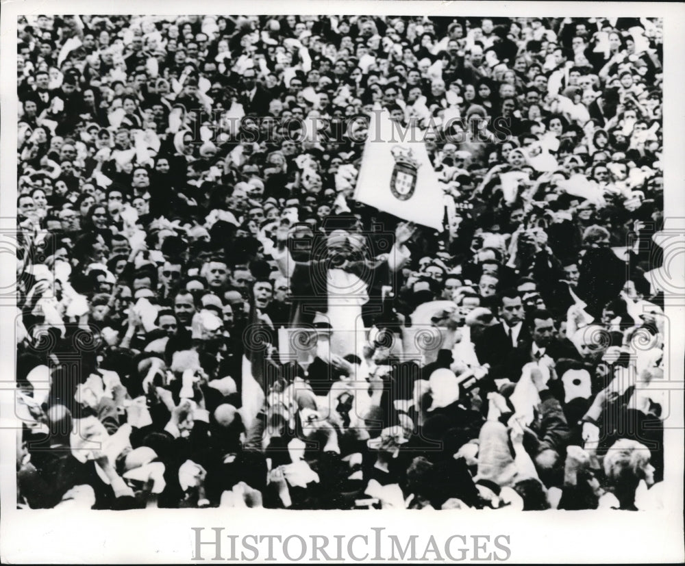 1967 Press Photo Pope Paul VI, is surrounded by pilgrims during his visit to - Historic Images