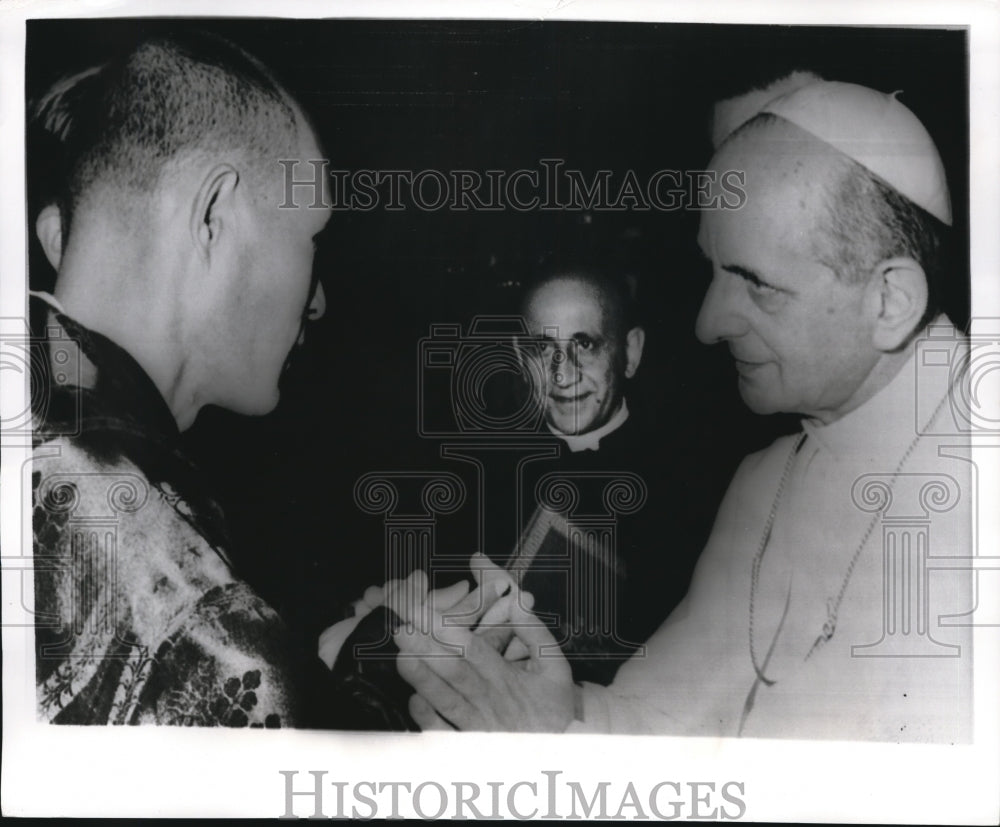 1968 Press Photo Pope Paul VI, clasps the hands of a Japanese Buddhist monk - Historic Images