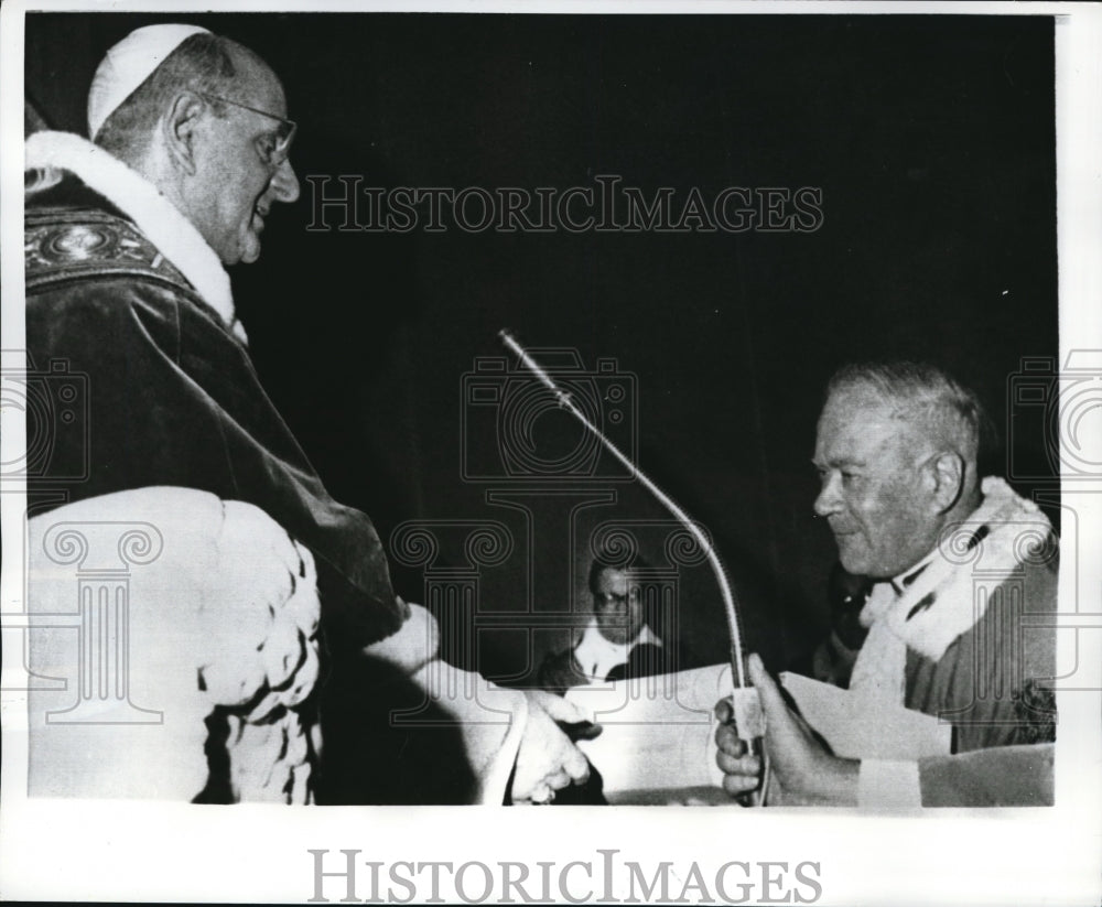 1968 Press Photo Pope Paul VI, receives Msgr. Boleslaw Filipiak, the Polish born - Historic Images