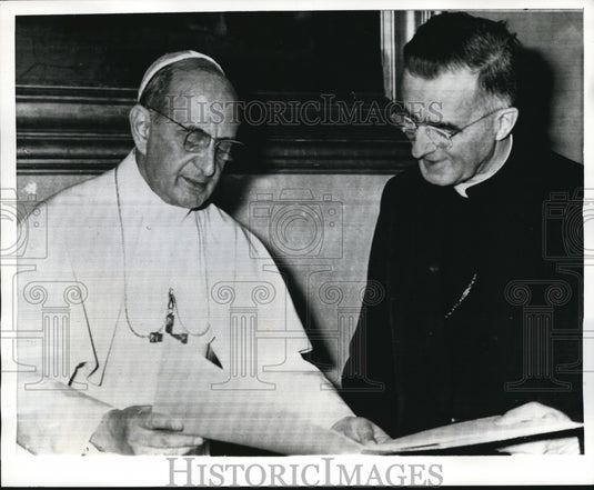 1967 Press Photo Pope Paul VI, hands copy his word peace appeal to Maurice - Historic Images