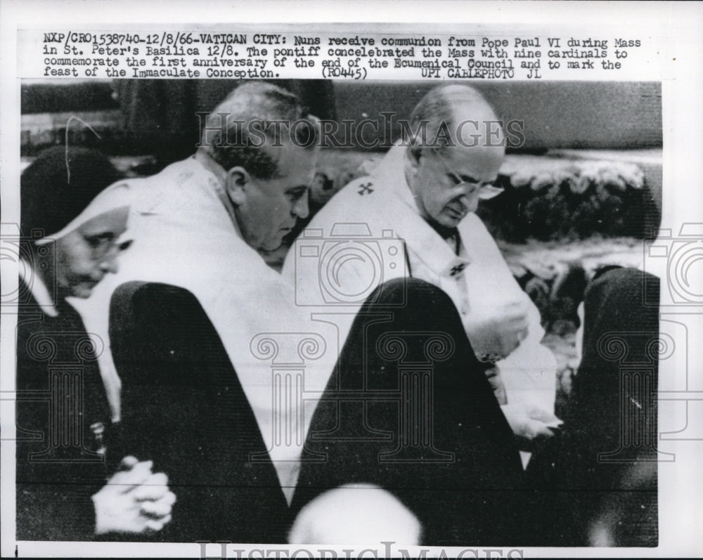 1966 Press Photo Nuns receive communion from Pope Paul VI during mass in St. - Historic Images