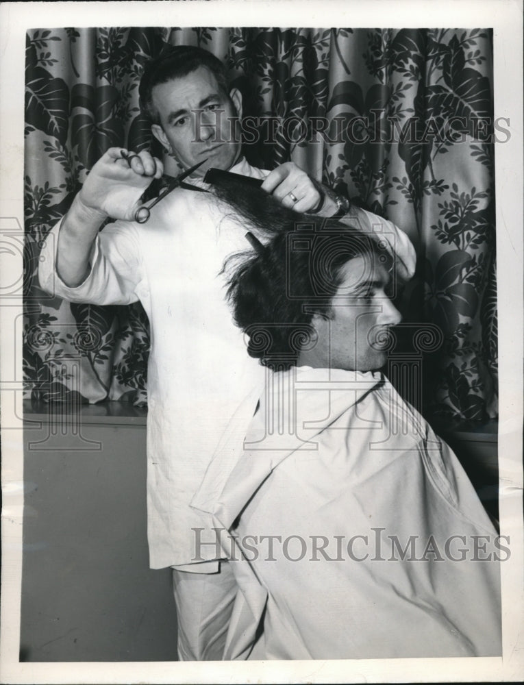 1947 Press Photo Peter Burtt Canadian Veteran gets his 19-month hair cut - Historic Images