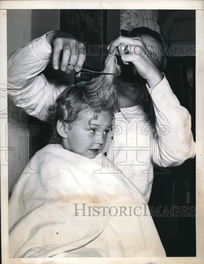 1946 Press Photo William Grant Armstrong persuaded mother for a haircut - Historic Images