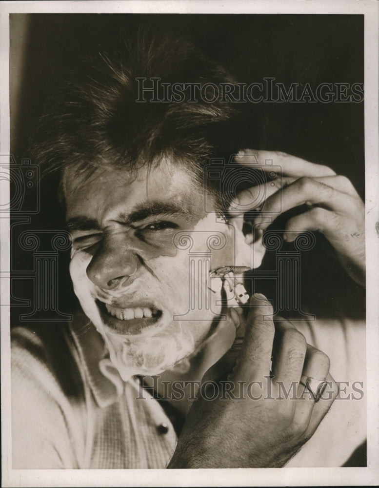 1938 Press Photo Man shaving - Historic Images