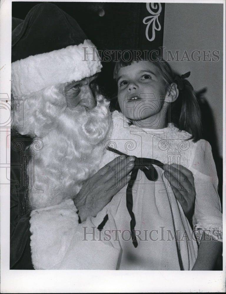 1968 Press Photo Peggy O&#39;Neil making wish to Santa - Historic Images