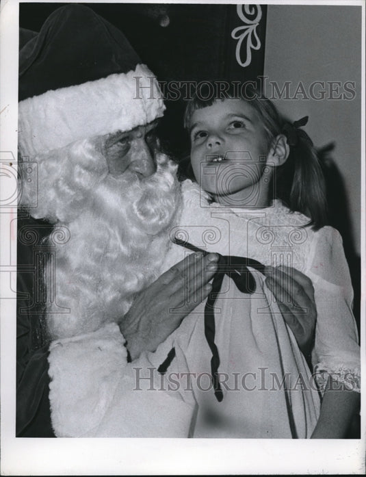 1968 Press Photo Peggy O'Neil making wish to Santa - Historic Images