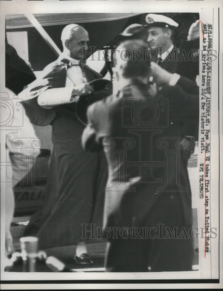 1965 Press Photo Pope Pal VI takes first step on United States soil - Historic Images