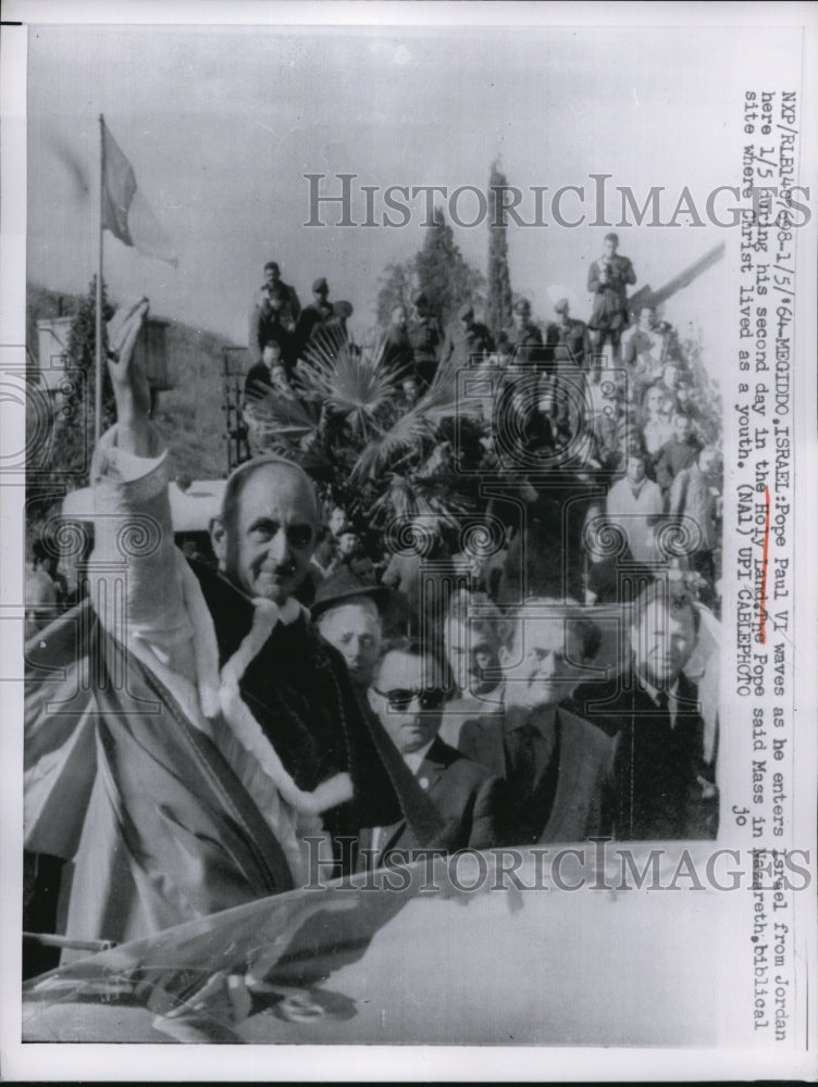 1964 Press Photo Pope Paul VI waves as he enters Israel from Jordan - Historic Images