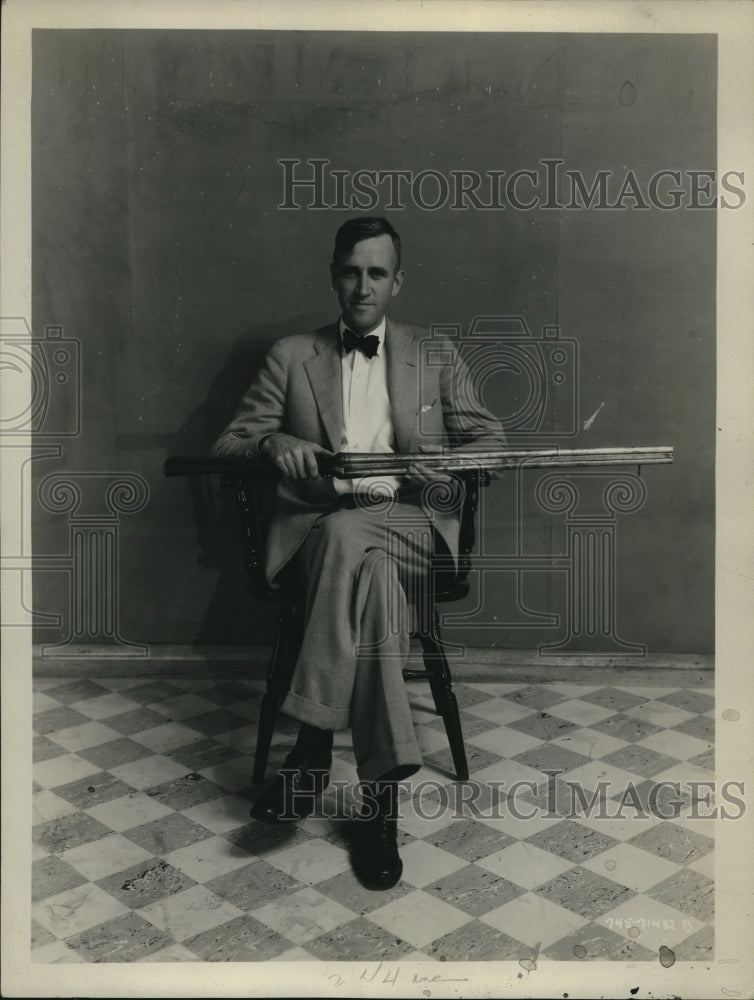 1932 Press Photo Balloonist Ward T. Van Orman with double barrel shotgun - Historic Images