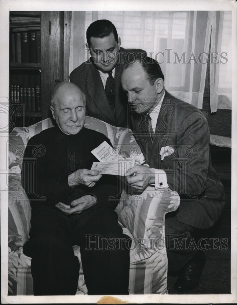 1947 Press Photo J.J. Quigley hands life cheque to H.W. Persons &amp; C.H. Barthel - Historic Images