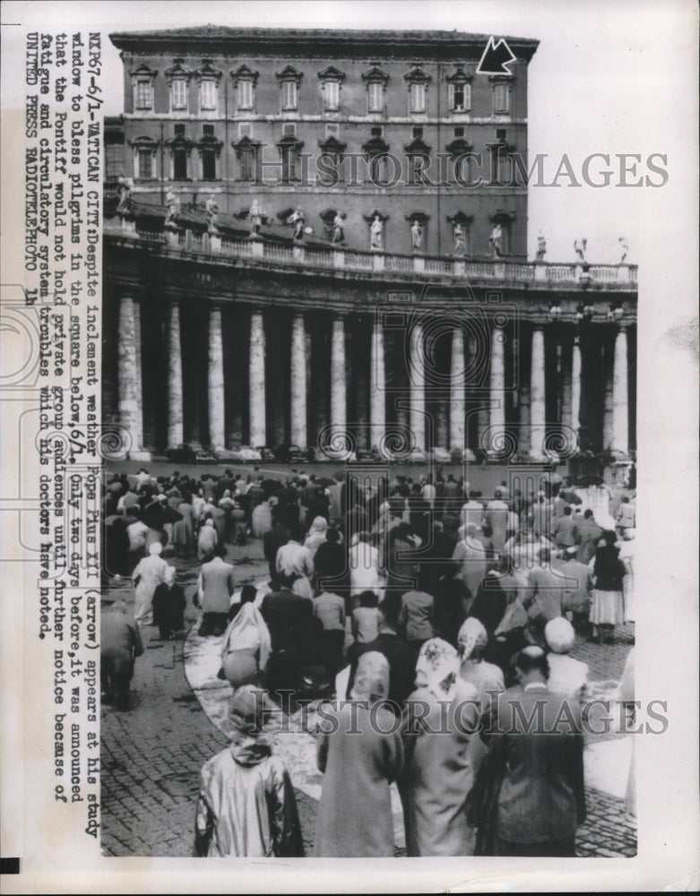 1956 Press Photo Pope Pius XII blesses pilgrims  in the square - Historic Images