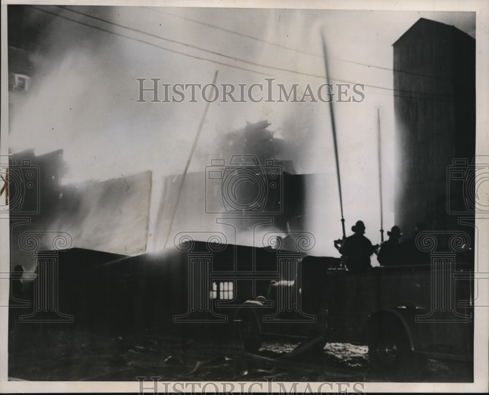 1937 Press Photo Fireman pouring water on Delmar Elevator at Minneapolis - Historic Images