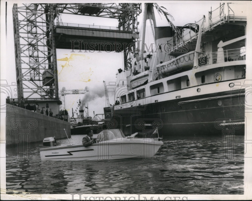 1959 Press Photo D&#39;Iberville passes through St Lambert locks, then the Montcalm - Historic Images