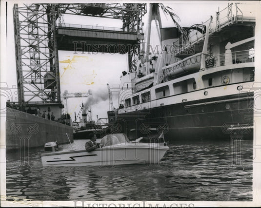 1959 Press Photo D'Iberville passes through St Lambert locks, then the Montcalm - Historic Images