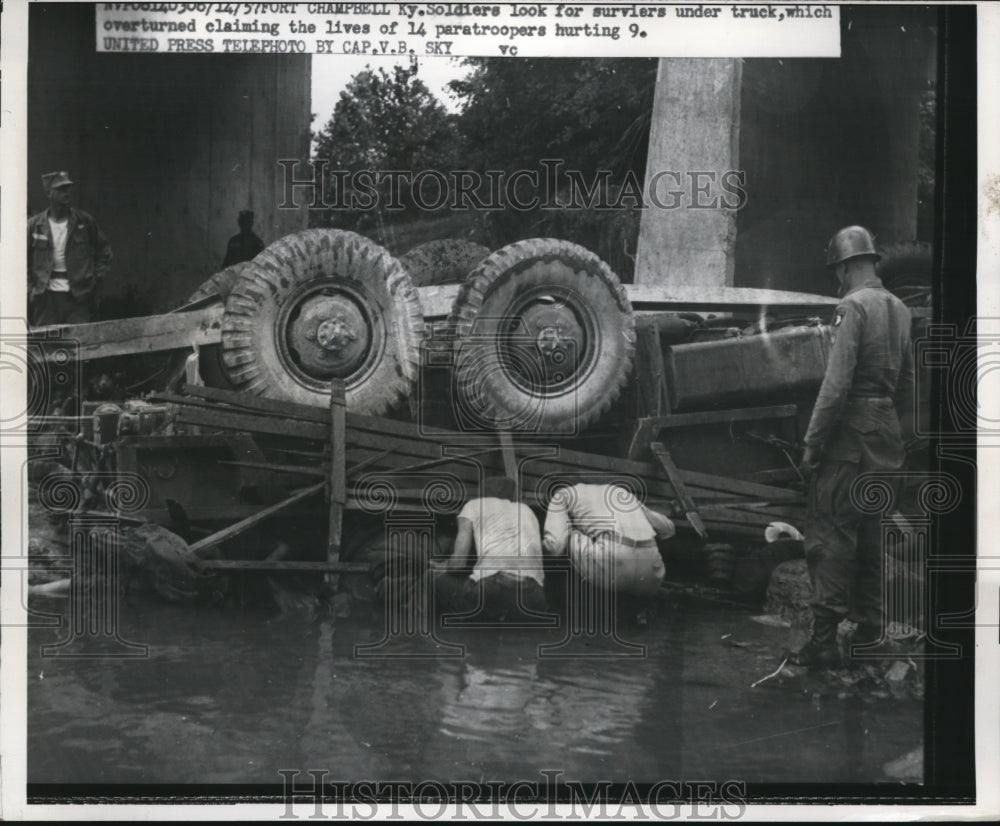 1957 Press Photo Soldiers look for survivors under truck - Historic Images