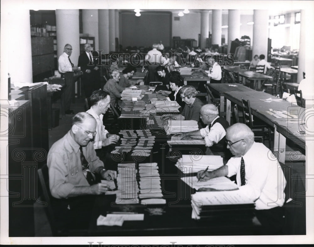 1960 Press Photo Officials at Election Board - Historic Images