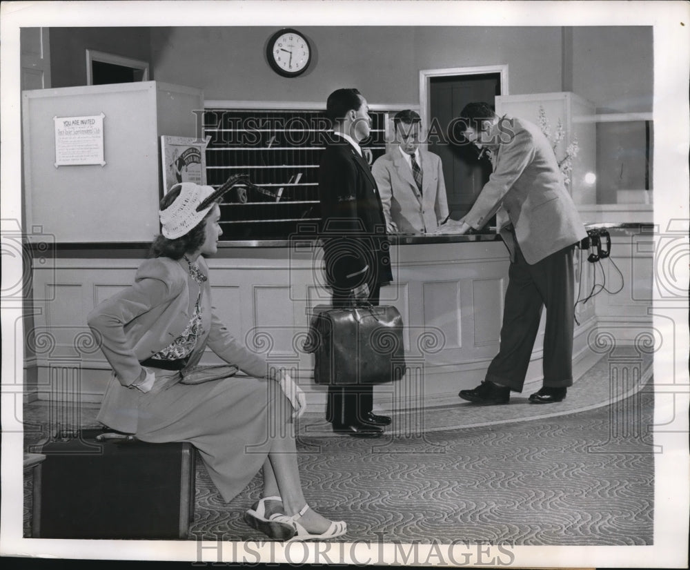 1947 Press Photo US Hotel biggest problem on neglected guest reservation - Historic Images