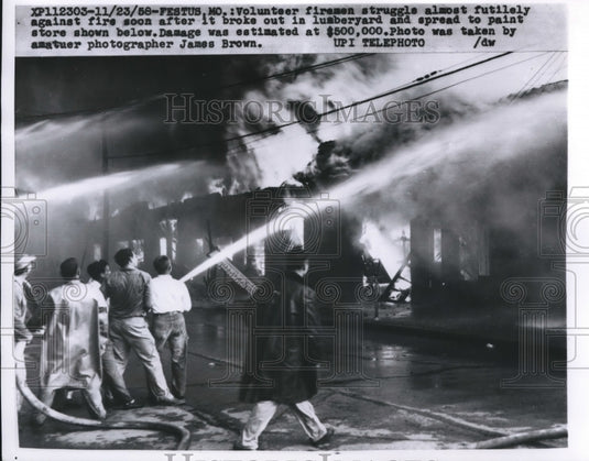 1958 Press Photo Volunteer firemen struggle the fire at the paint store - Historic Images