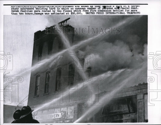1958 Press Photo The fire at the three story apartment building - Historic Images