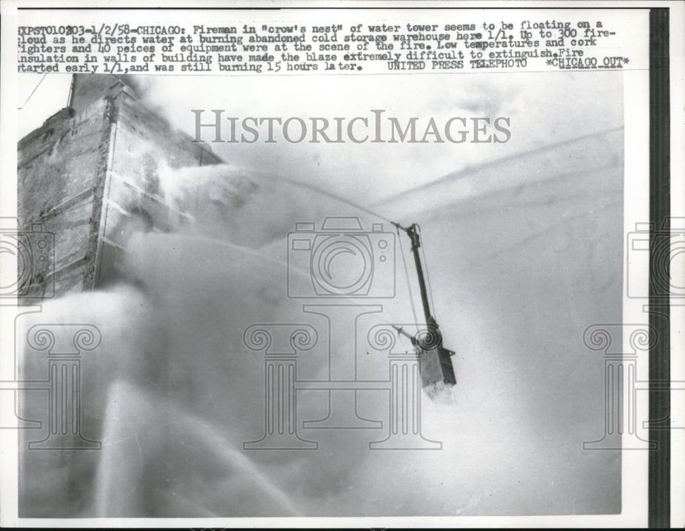 1958 Press Photo The fireman in crow&#39;s nest of water tower at the warehouse fire - Historic Images