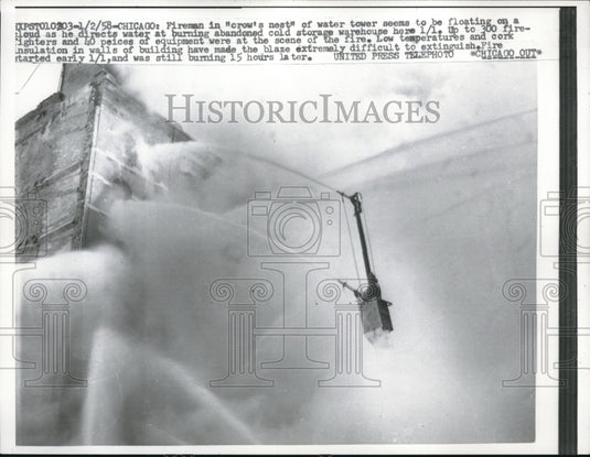 1958 Press Photo The fireman in crow's nest of water tower at the warehouse fire - Historic Images
