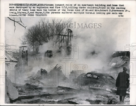 1958 Press Photo Firemen inspect ruins of an apartment building - Historic Images