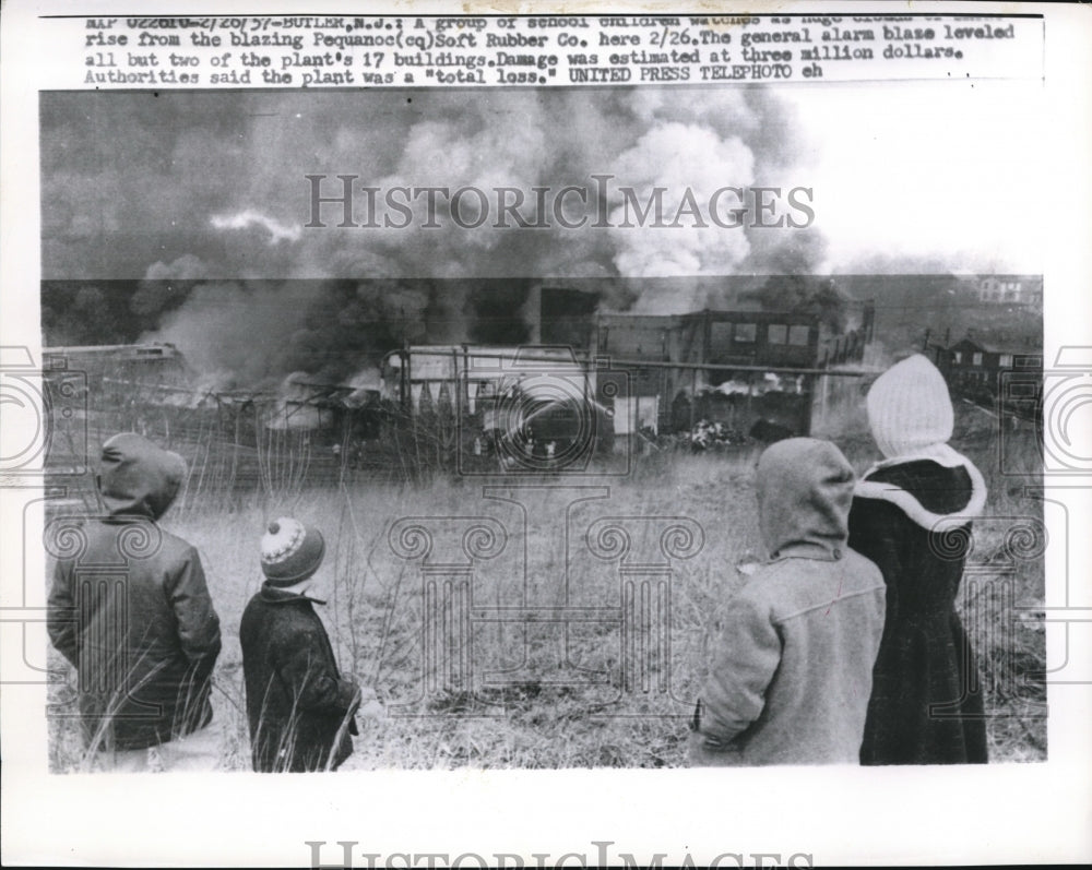 1957 Press Photo Children watch the Pequanocc Soft rubber Co. during the fire - Historic Images