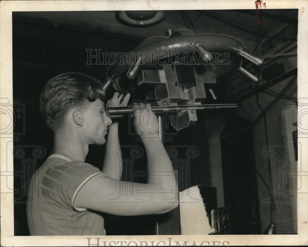 1940 Press Photo Building rifles in Springfield Armory, shows Leslie Coventry, - Historic Images