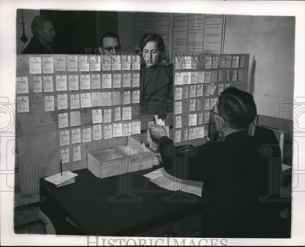 1946 Press Photo Room clerk at the Hotel Kabinen - Historic Images