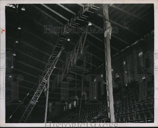 Press Photo Setting up TV Scaffdding Chicago Ampitheater - Historic Images
