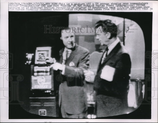 1962 Press Photo TV Screen show news commentators Walter Cronkite & Chet Huntley - Historic Images