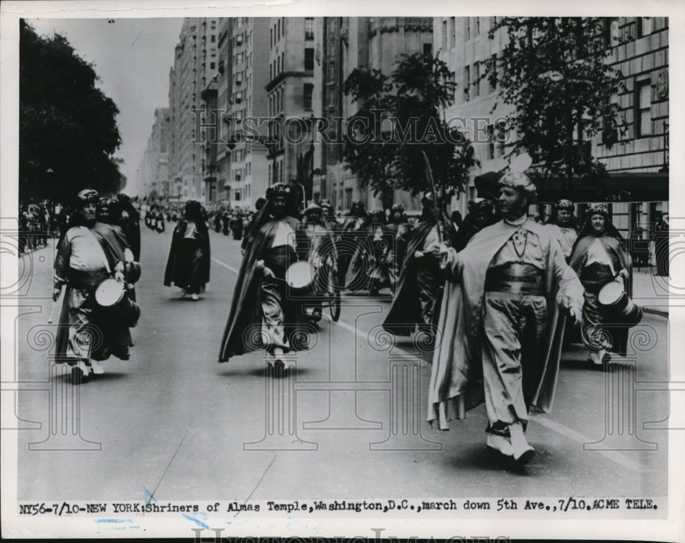 1951 Press Photo Shriners of Almas Temple, Washington, D.C., march down 5th Ave. - Historic Images