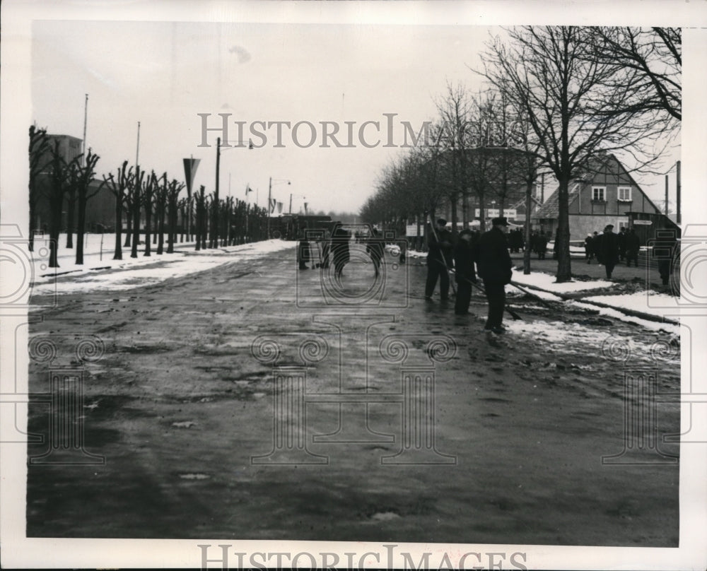 1949 Press Photo The main thorough fare of the Leipzig fair grounds - Historic Images