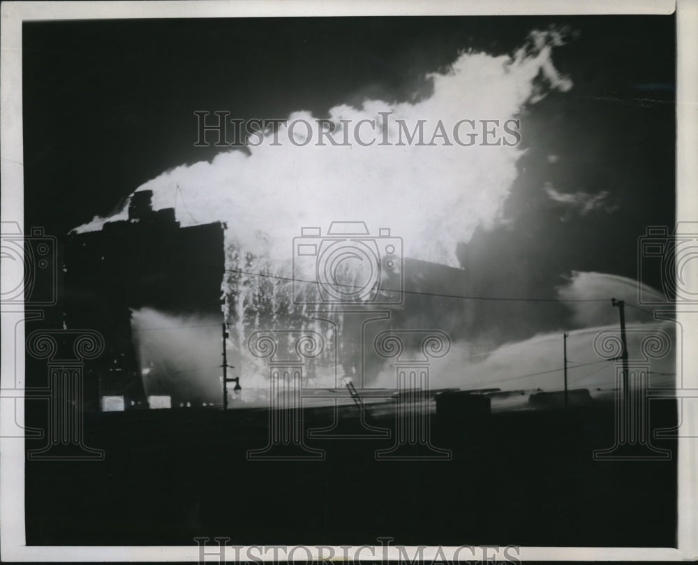 1945 Press Photo The flames from a fire on the oldest Grain Elevator - Historic Images