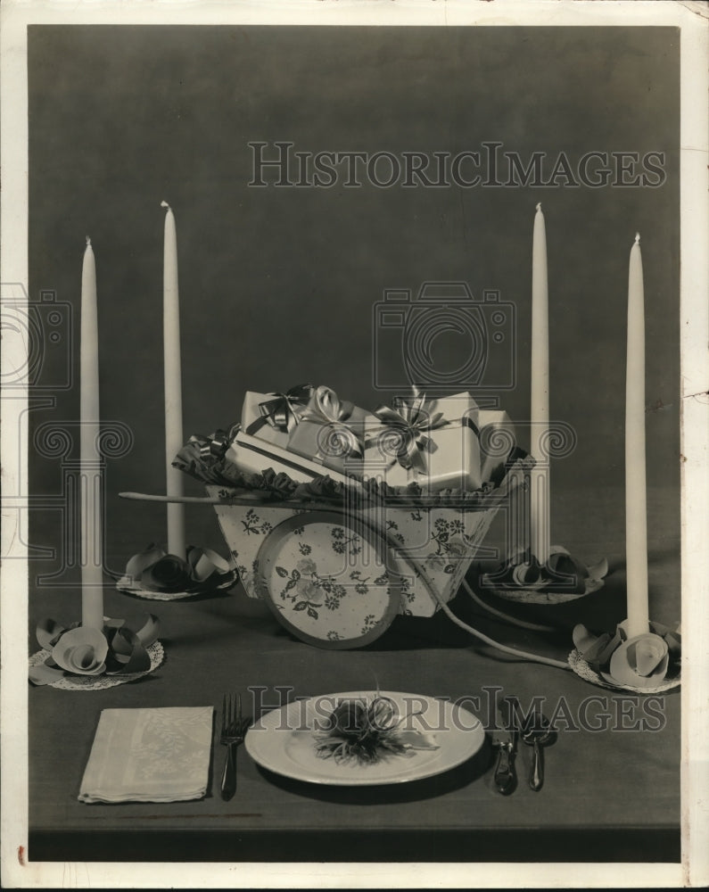 1940 Press Photo Hoover Cart to hold gifts for Mother&#39;s Day - Historic Images