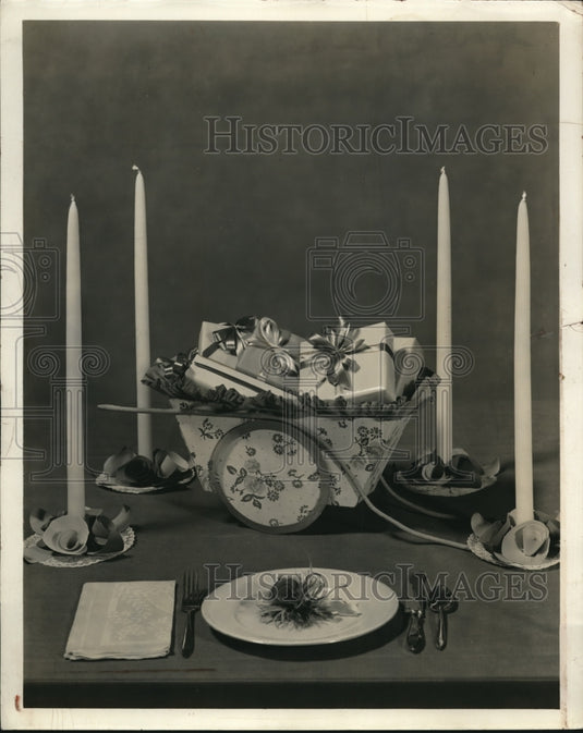 1940 Press Photo Hoover Cart to hold gifts for Mother's Day - Historic Images