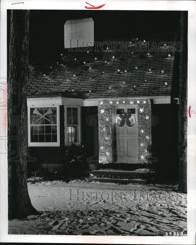 1963 Press Photo Aluminum foil used as star-shaped reflectors to frame a doorway - Historic Images