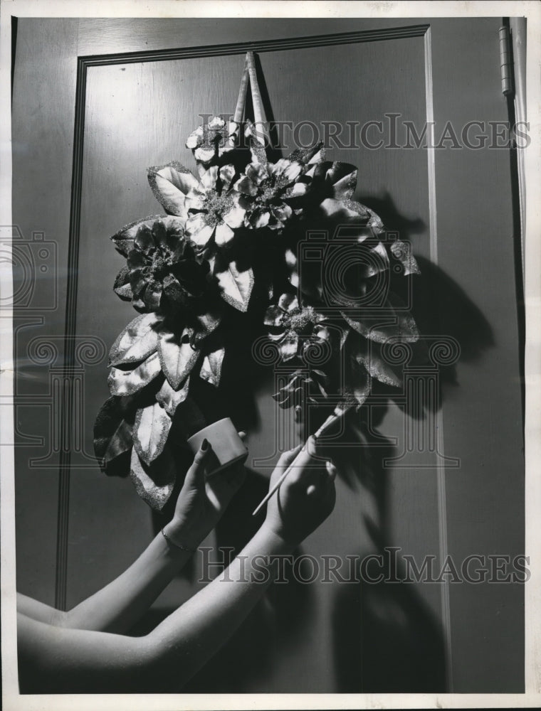1947 Press Photo Magnolia leaves wired &amp; glittered to make a Yuletide decoration - Historic Images