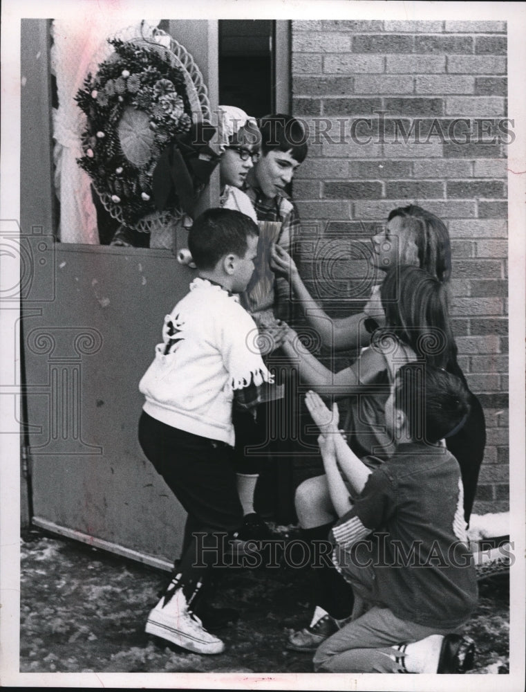 Press Photo Beggers from St Mary&#39;s School Ross Portaro, Craig Michslski, Laura - Historic Images