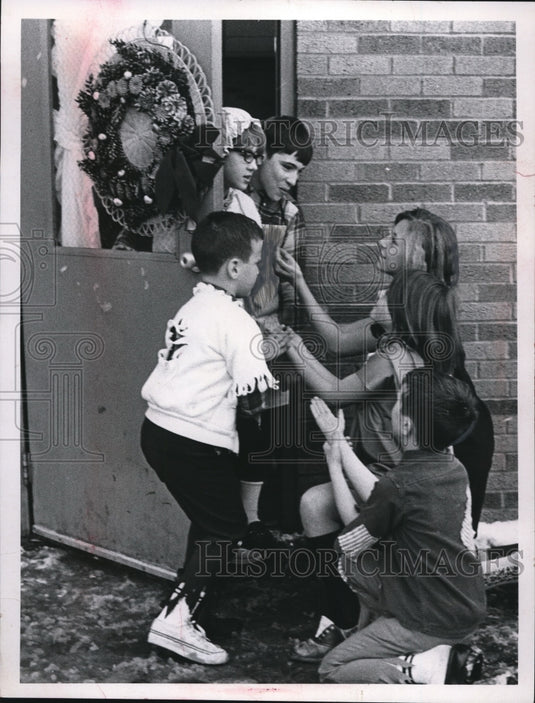 Press Photo Beggers from St Mary's School Ross Portaro, Craig Michslski, Laura - Historic Images