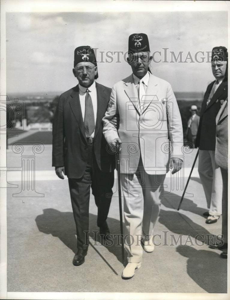 1935 Press Photo Attending Shrine Honored Unkown Soldier in Arlington National - Historic Images