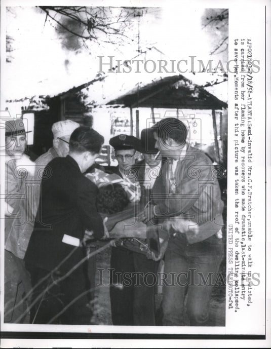 1958 Press Photo Mrs C.F. Bratcher carried from flaming home by rescuers - Historic Images