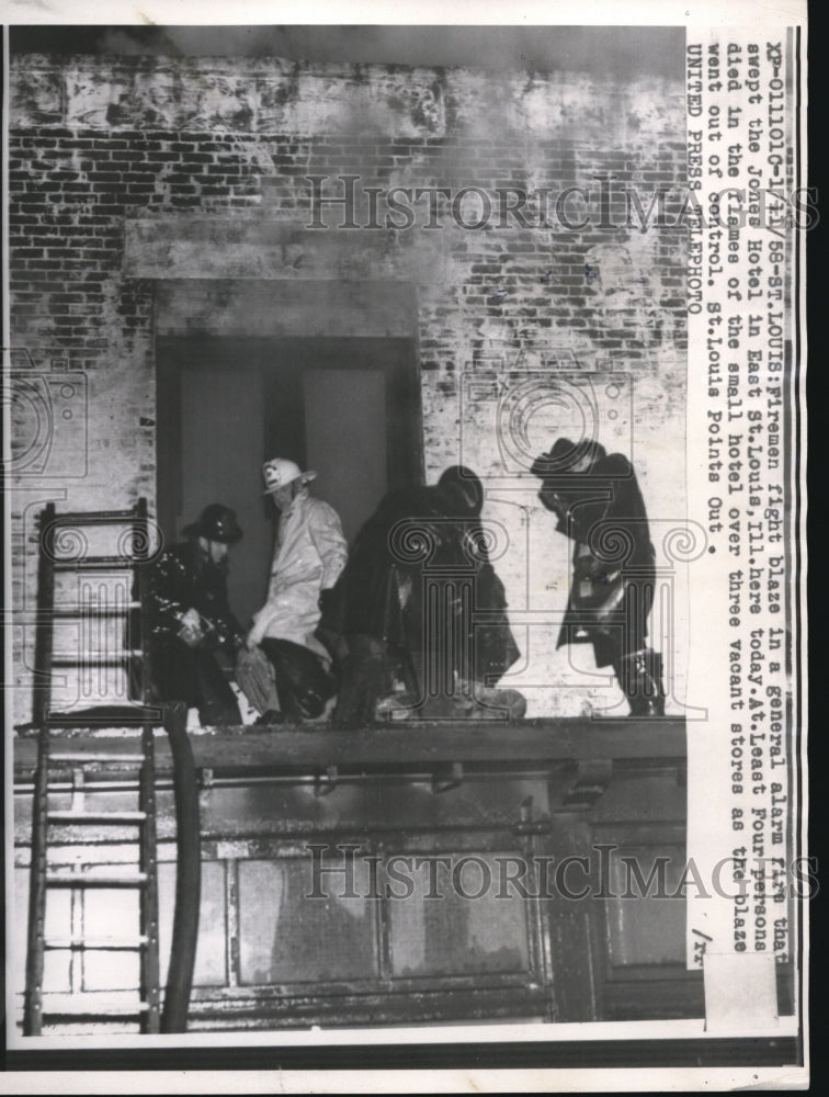 1958 Press Photo Fireman fight blaze in fire that swept Jones Hotel - Historic Images